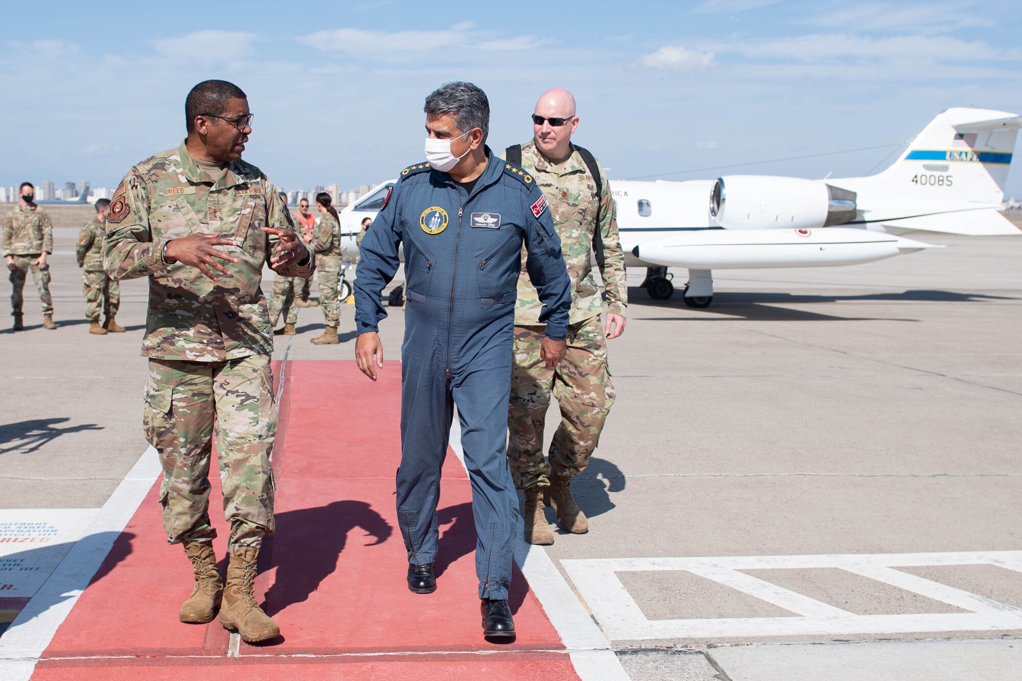 Commander welcomes Third Air Force commander on flightline