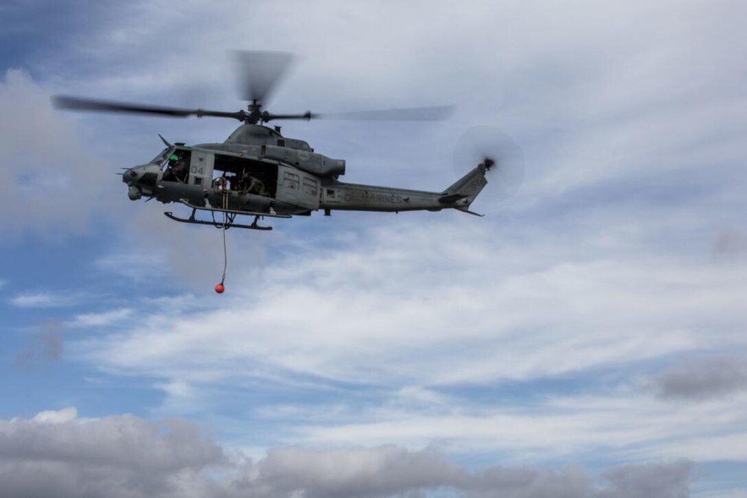 3rd MAW helo pulls Recon Marines out of water during wet SPIE rigging