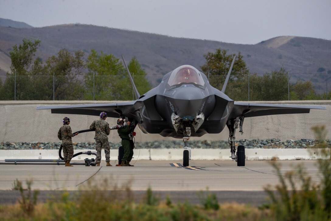 F-35s hot-pit refuel at MCAS Camp Pendleton