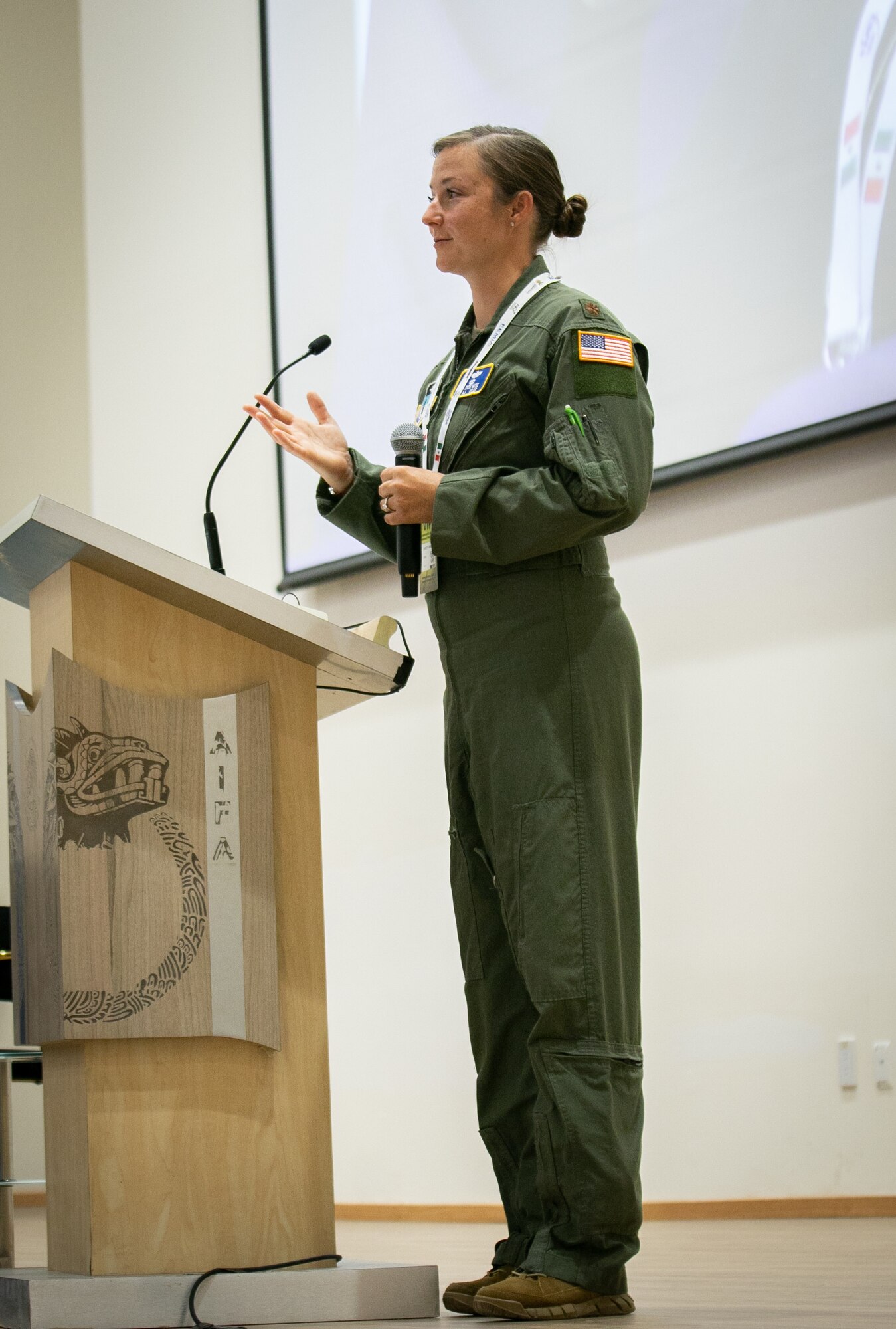 Members of the Mexican armed forces applaud a speaker during the Women in Aerospace and Society Leadership Conference at Base Aérea No.1 de Santa Lucía, Mexico, Sep. 24, 2021. The event was hosted by the Mexican Secretariat of National Defense (SEDENA) and was meant to provide a forum for women leaders to share experiences and inspire future generations of women to pursue leadership opportunities. (U.S. Air Force photo by 2nd Lt. Danny Rangel)