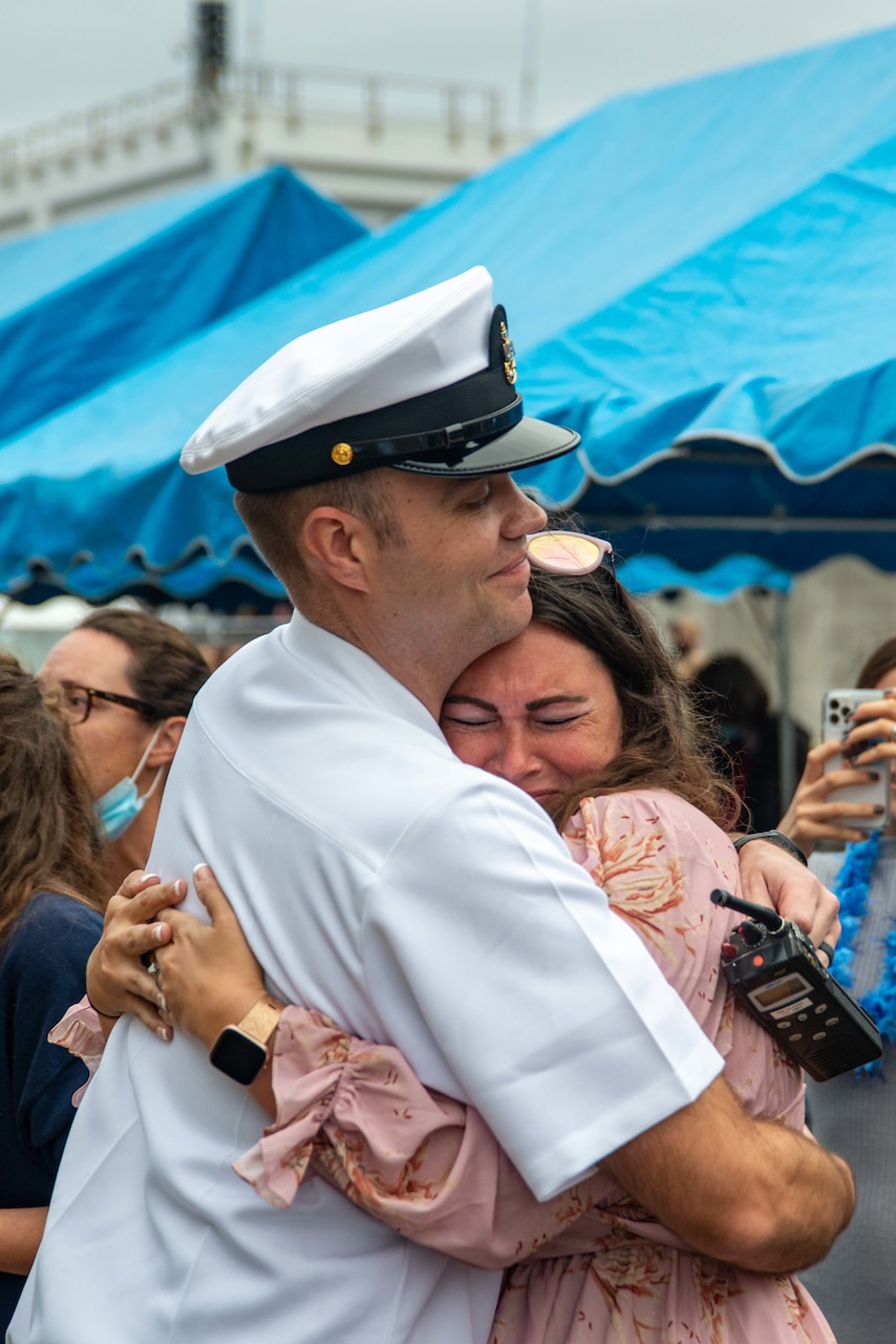 USS Ronald Reagan returns to Yokosuka following 5th and 7th Fleet ...