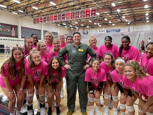 Photo of Maj. Kiersten “CLICKS” Thompson with members of the Pearland High School volleyball team Oct. 8, 2021 in Texas.