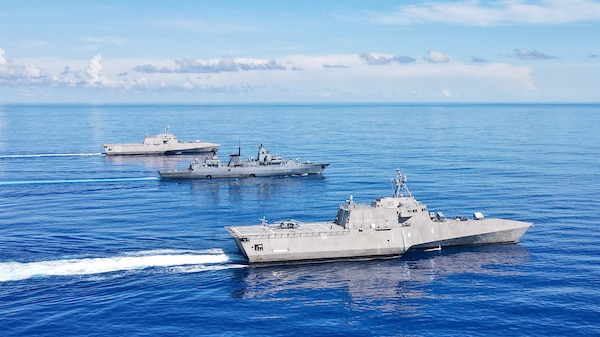 USS Tulsa (LCS 16), left, and USS Jackson (LCS 6), right, transit the Philippine Sea with the German navy frigate FGS Bayern (F 217).