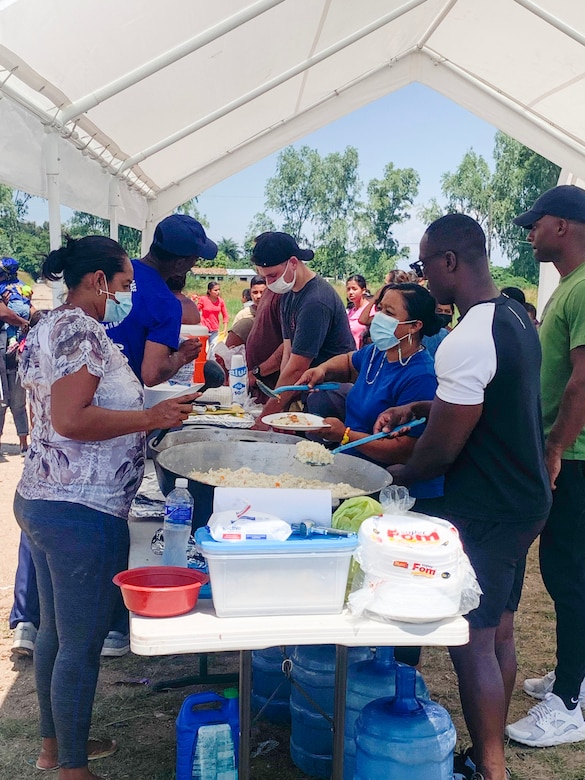 Service members and volunteers from Joint Task Force Bravo (JTF-B), Soto Cano Air Base, cook and deliver food to residents in a neighborhood of La Paz, Honduras, Oct. 17, 2021.