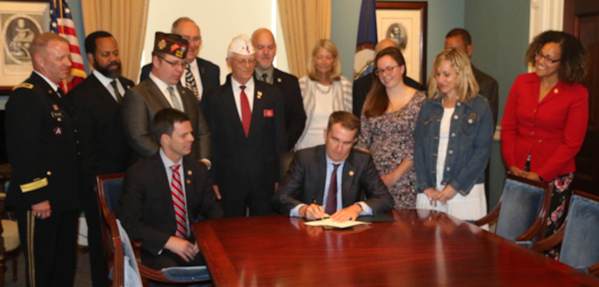 Governor signs DMV drivers license veteran indicator bill