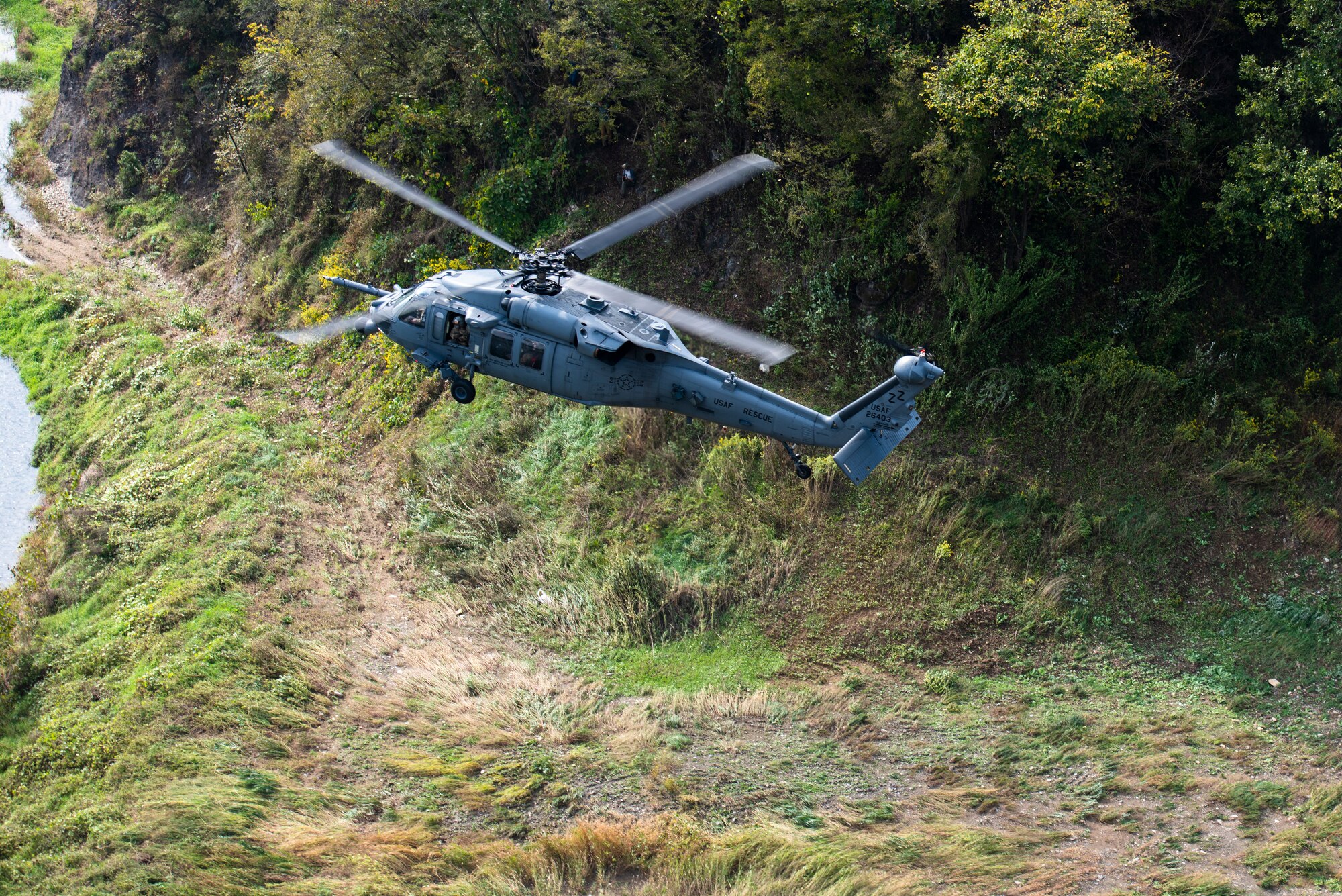 An HH-60G Pave Hawk executes a simulated airlift rescue mission during a combat search and rescue training event