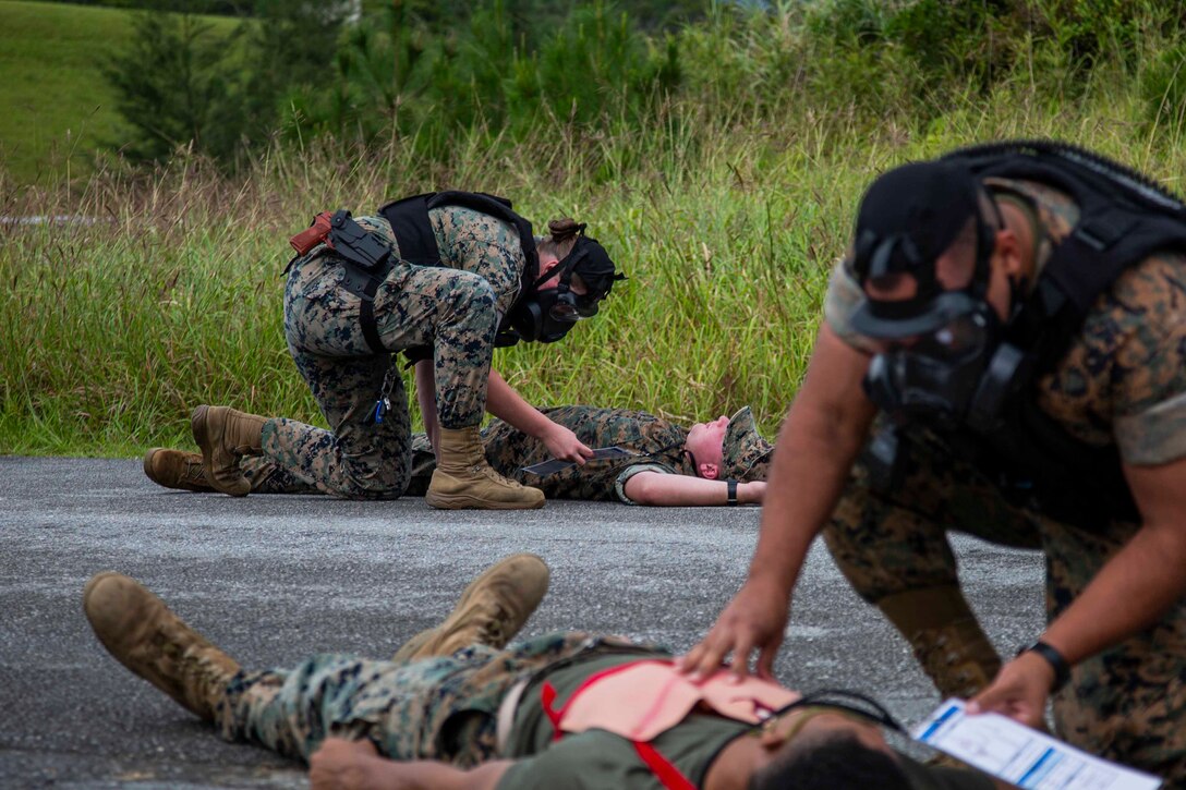キャンプ・シュワブで行われた演習で、現場に駆け付け模擬負傷者の様態を確認するファーストレスポンダー、２０２１年１０月２１日、米海兵隊基地キャンプ・シュワブ