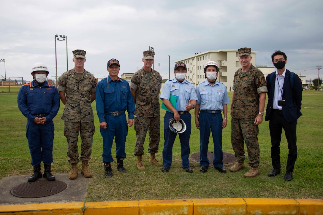演習を視察した米海兵隊基地司令官のウィリアム・バワーズ准将（右から２人目）、名護市消防本部の安里淳消防長（右から３人目）とキャンプ・シュワブ基地司令官のマシュー・トレーシー大佐（右から５人目）、２０２１年１０月２１日、米海兵隊基地キャンプ・シュワブ