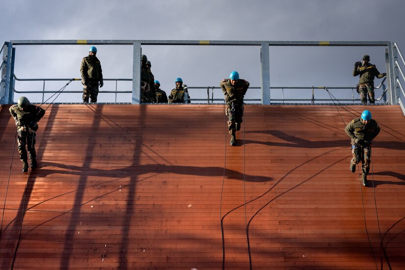 Indian Army troops from 7th Battalion, The Madras Regiment, “Shandaar Saath,” demonstrates their rappel capabilities during exercise Yudh Abhyas 21.