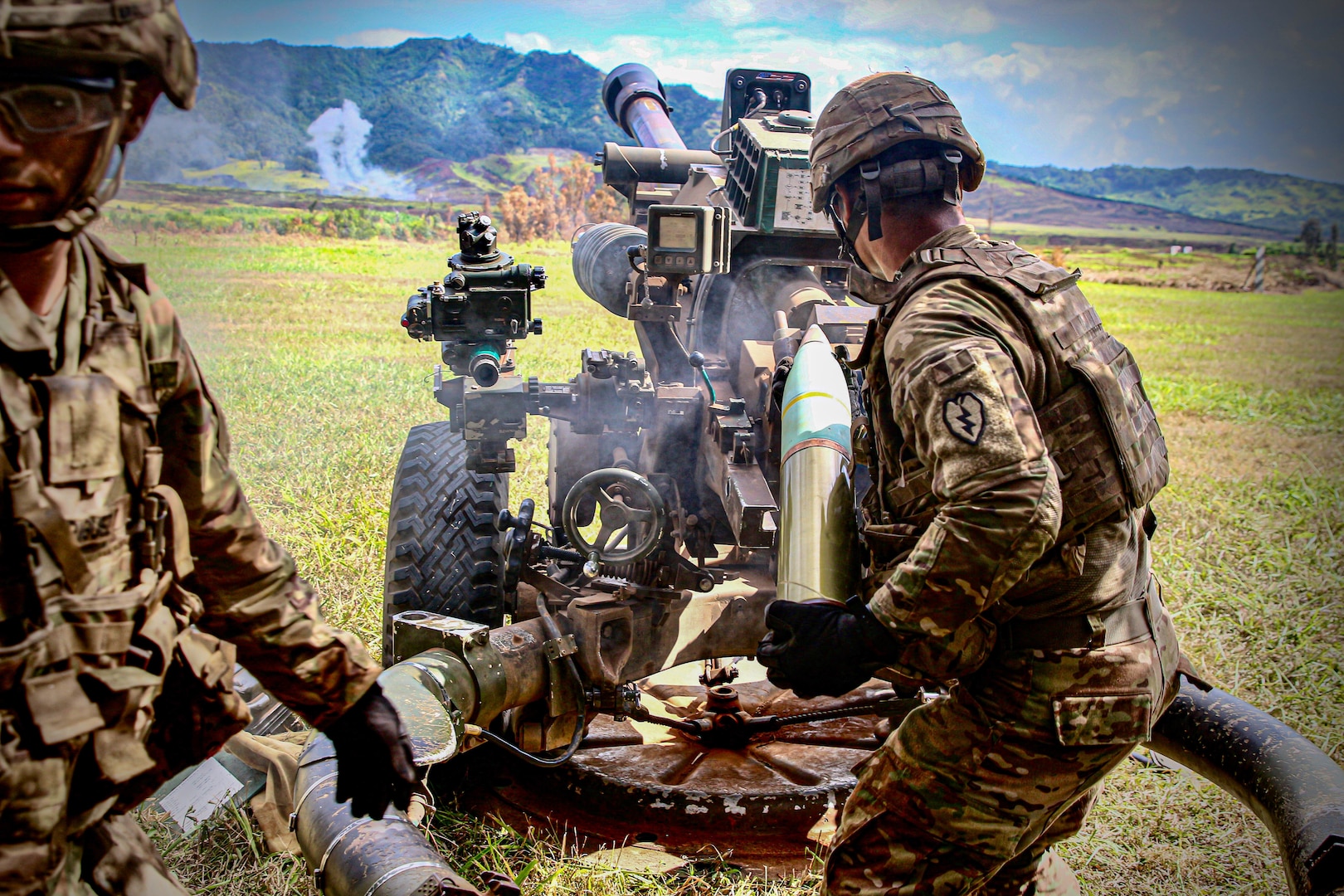 Soldiers with 2nd Battalion, 11th Field Artillery, 25th Infantry Division work with M119 Howitzers to enhance their basic artillery skills on Schofield Barracks, Hawaii, June 14, 2020. (Photo by 1st Lt. Stephanie Snyder, USA)