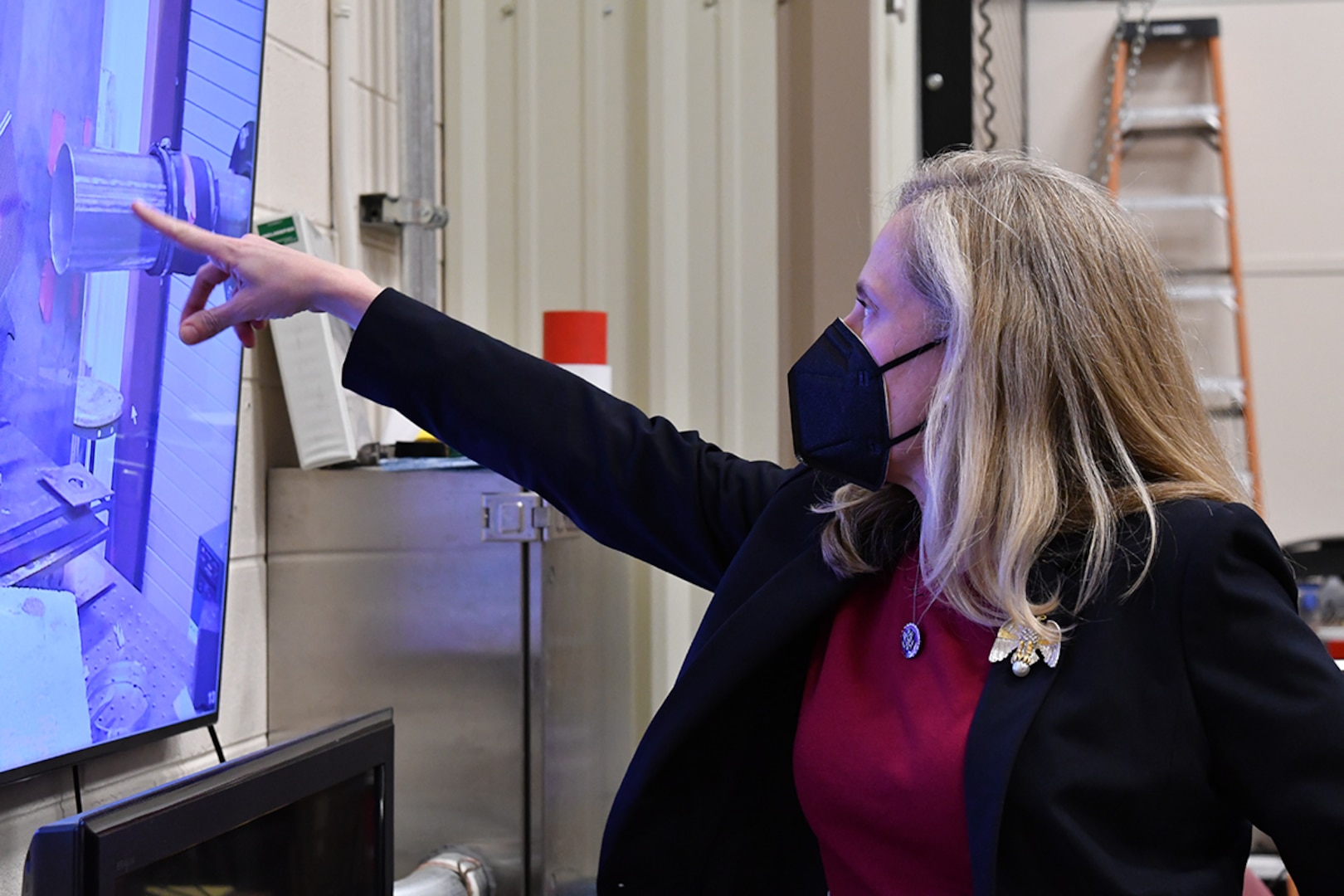 IMAGE: DAHLGREN, Va. (Oct. 25, 2021) – Rep. Abigail Spanberger asks questions about a laser demonstration in the Naval Surface Warfare Center Dahlgren Division laser lab. During her visit, Spanberger received a Digital Proving Grounds Overview and participated in tours of the Digital Warfare Innovation Center and the laser lab. (U.S. Navy photo/Released)
