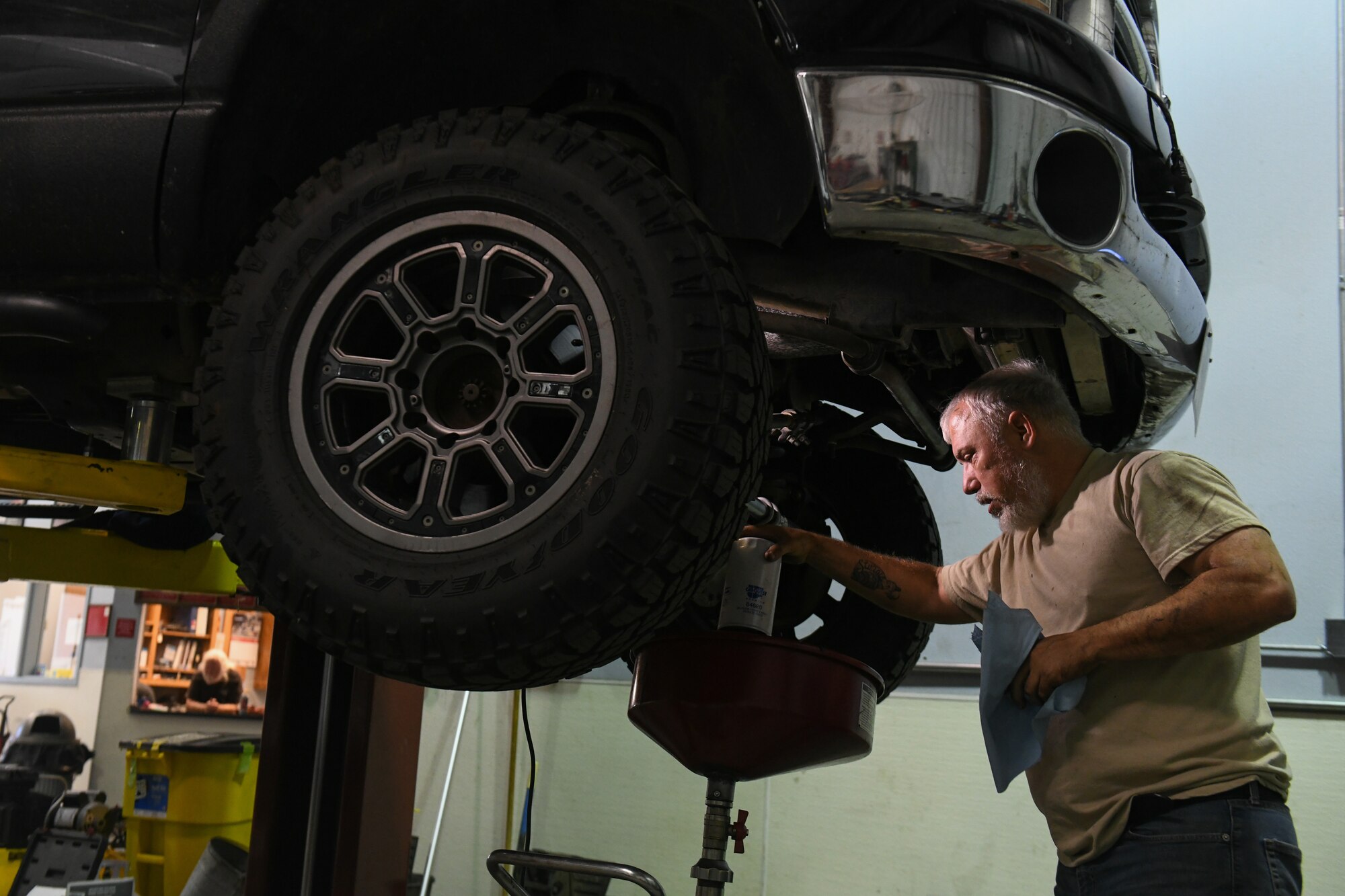 Airmen use Auto Hobby Shop for cheaper car repairs > Luke Air Force Base >  Article Display