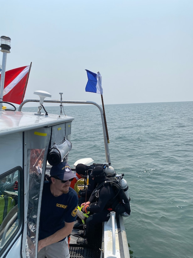 NHHC vessel positioning divers over wreck site.