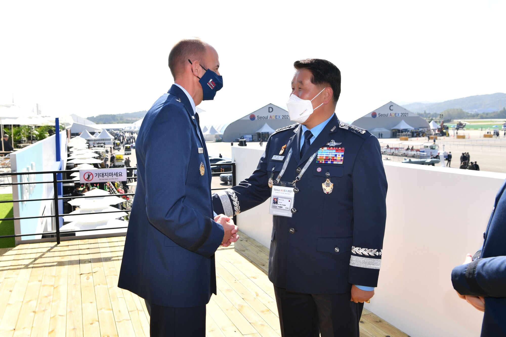 Brig. Gen. E. John Teichert meets with Gen. Park In-ho