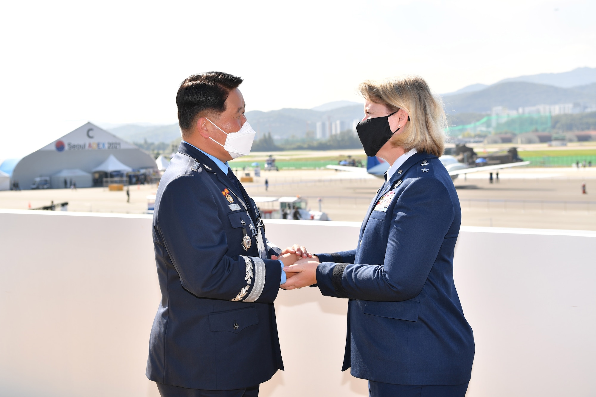 Maj. Gen. DeAnna Burt meets with Gen. Park In-ho.