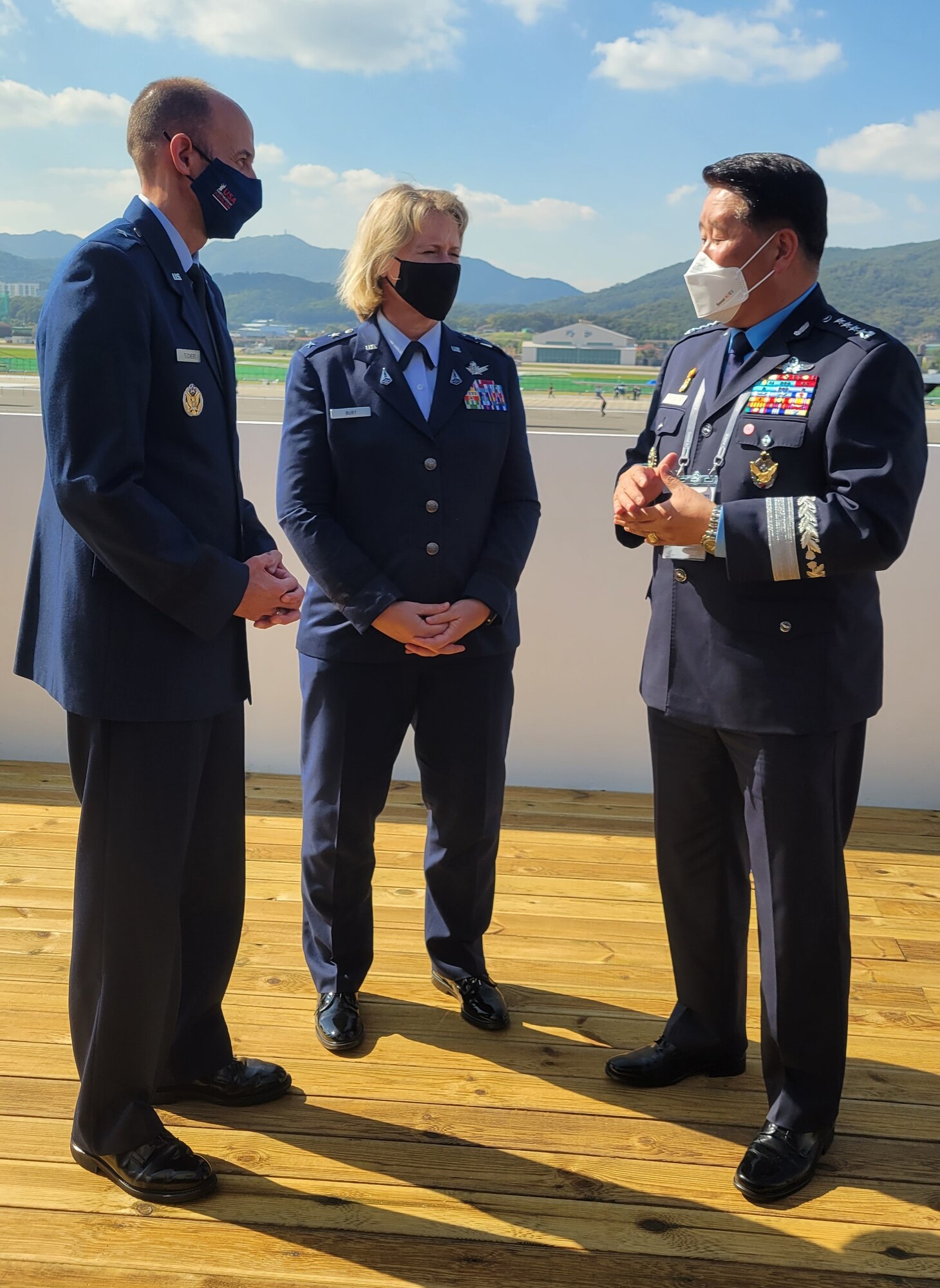Brig. Gen. E. John Teichert and Maj. Gen. DeAnna Burt, meet with Gen. Park In-ho.
