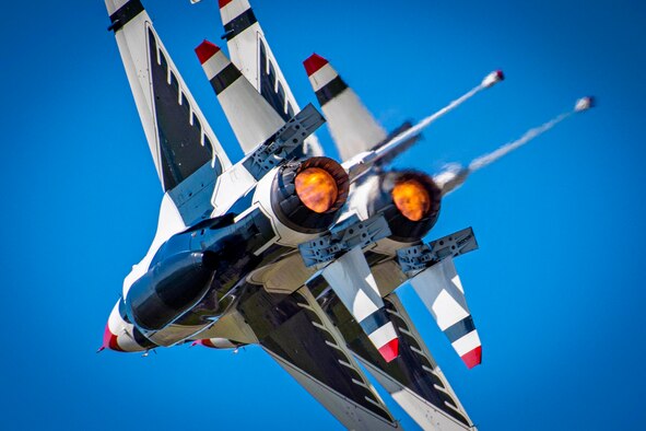 Two F-16 Fighting Falcons assigned to the U.S. Air Force Air Demonstration Squadron "Thunderbirds" perform the “burner 360”.