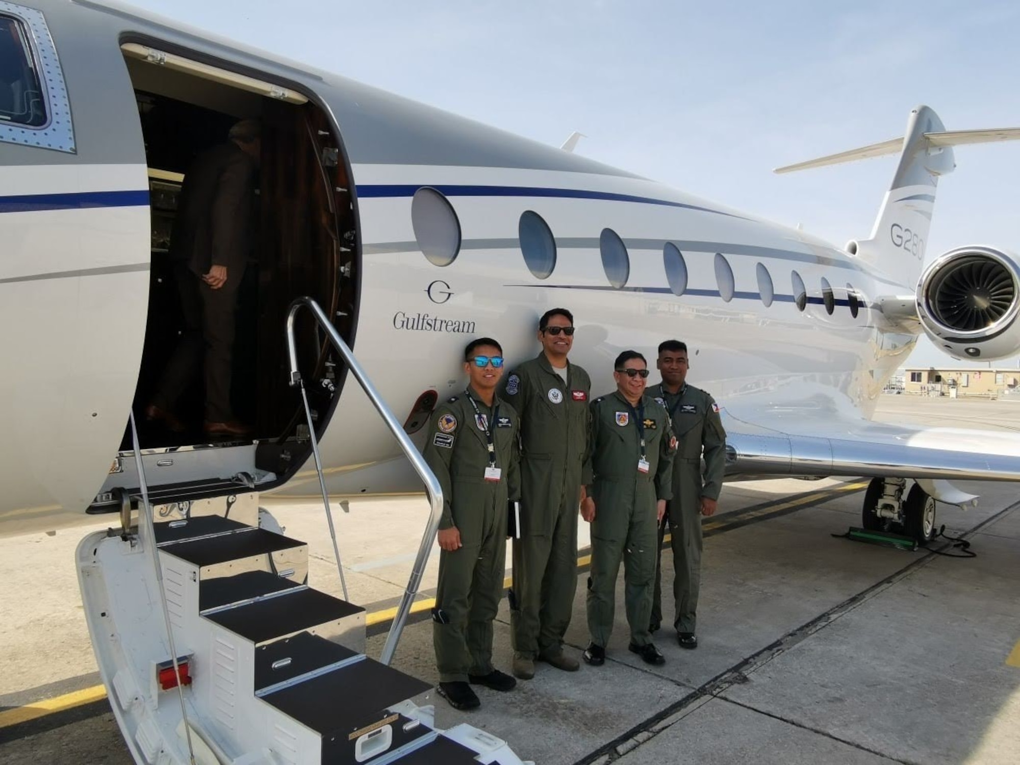 A group photo with Rao and members of Philippine Air Force.