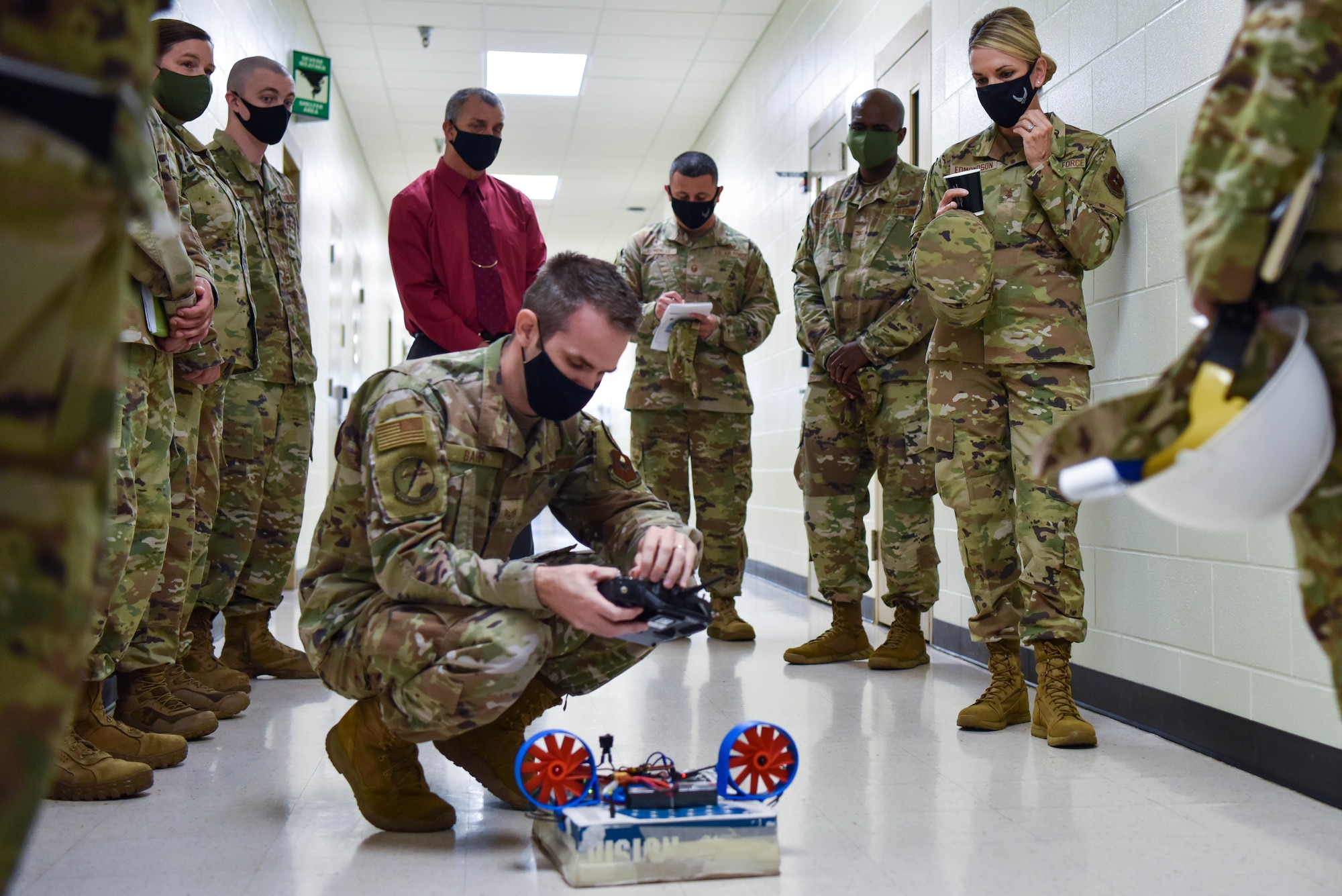 2nd Air Force commander observes SPINSTRA project.