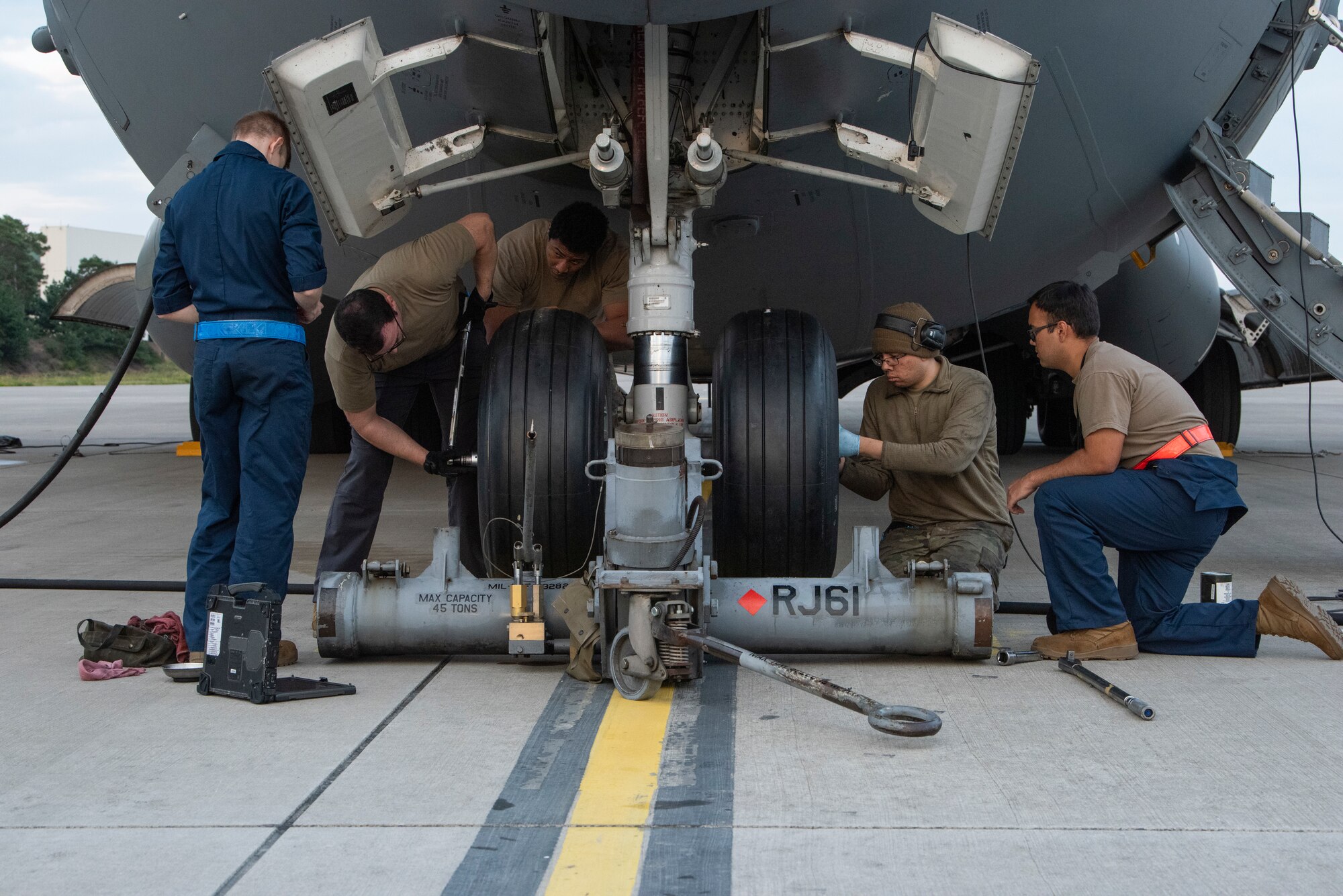 Airmen maintenance aircraft.