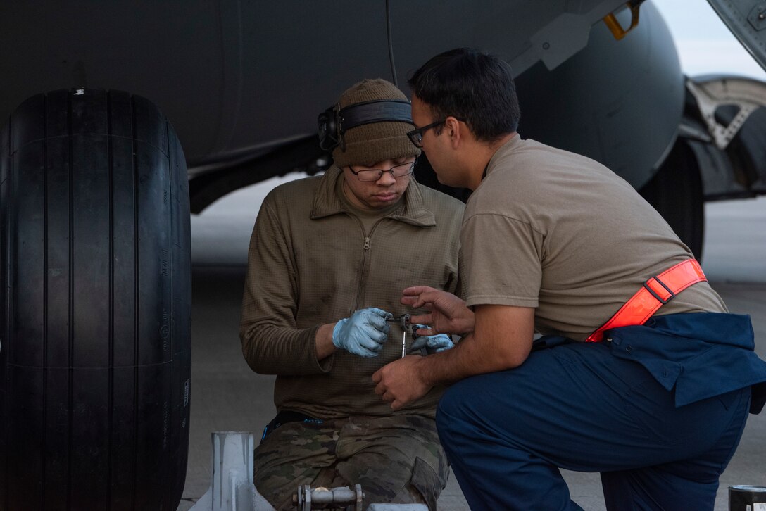 Airmen maintenance aircraft.