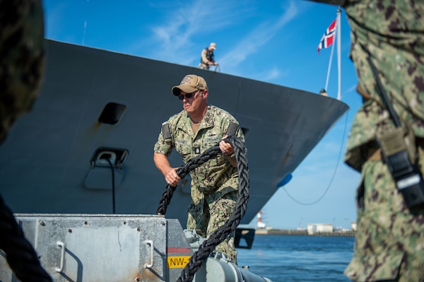 The Royal Norwegian Navy frigate HNoMS Fridtjof Nansen (F310) prepares to moor at Naval Station Norfolk to join Carrier Strike Group (CSG) 8.