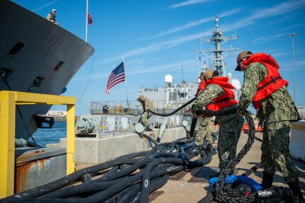 Royal Norwegian Navy frigate HNoMS Fridtjof Nansen (F310) prepares to moor at Naval Station Norfolk to join Carrier Strike Group (CSG) 8.