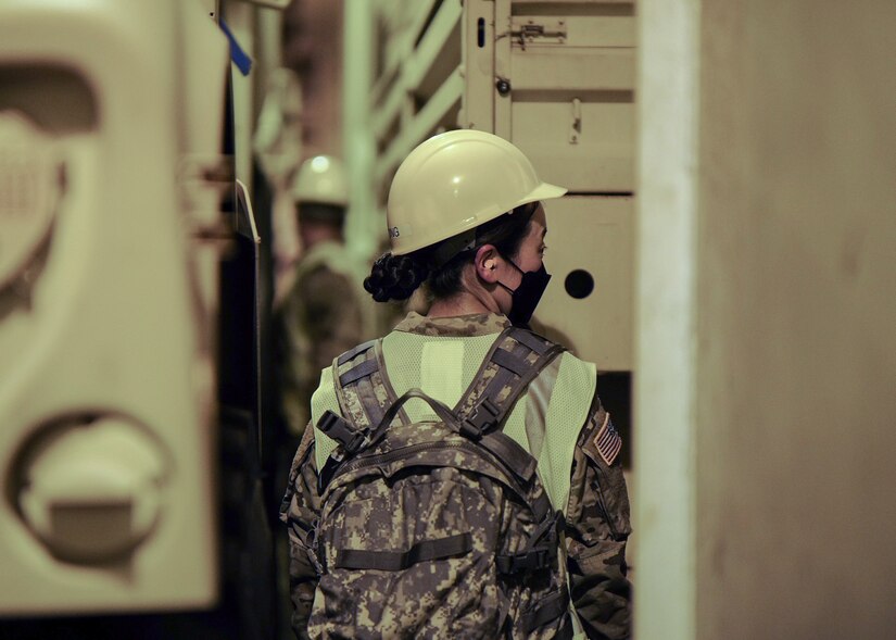 Army Reserve Soldiers help move cargo during 101st Airborne Division's sea deployment readiness exercise