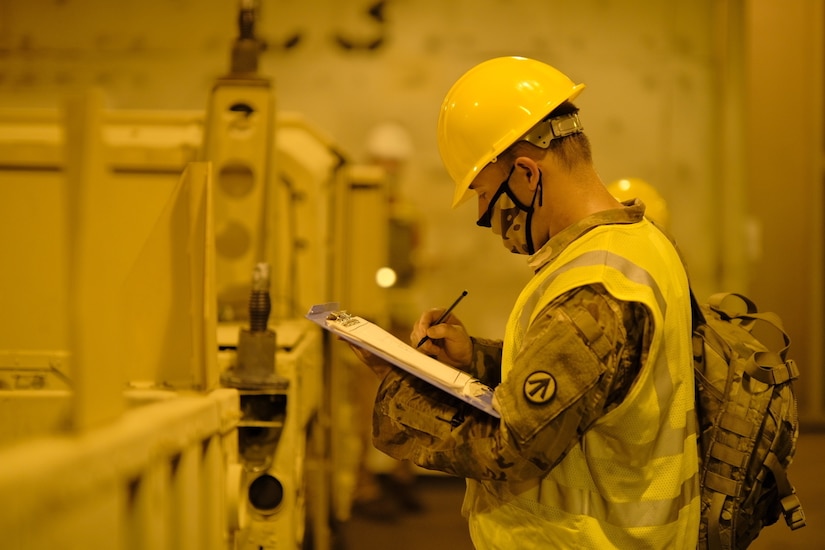 Army Reserve Soldiers help move cargo during 101st Airborne Division's sea deployment readiness exercise