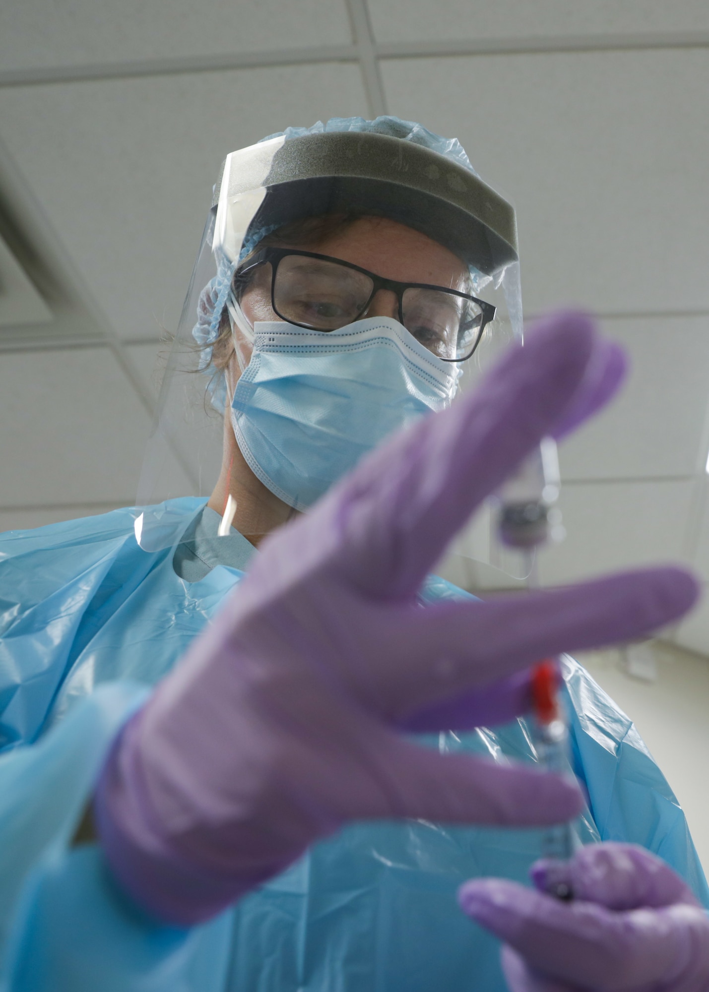 U.S. Air Force 1st Lt. Taylor Gifford, a registered nurse with the 81st Medical Group, draws an anti-inflammatory medication into a syringe to be administered to a COVID-positive patient at Our Lady of the Lake Regional Medical Center during the COVID-19 response operations in Baton Rouge, Louisiana, Aug. 25, 2021. U.S. Northern Command, through U.S. Army North, remains committed to providing flexible Department of Defense support to the whole-of-government COVID-19 response. (U.S. Navy photo by Mass Communication Specialist 2nd Class Michael H. Lehman/Released)