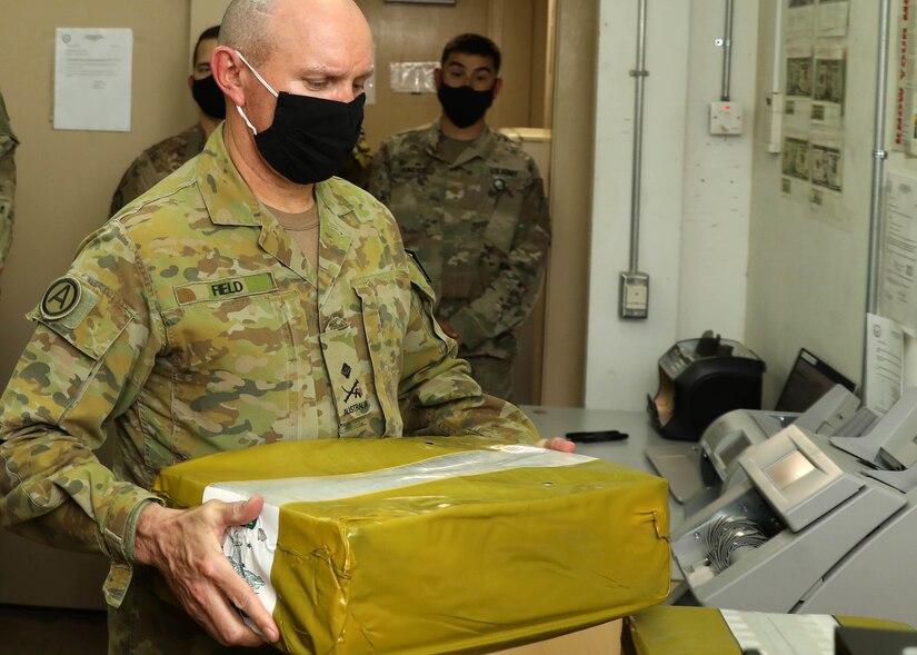 udluftning Rute unse Australian general joins Soldiers, civilians at 'Desert Medic' vaccine  rodeo > U.S. Army Reserve > News-Display