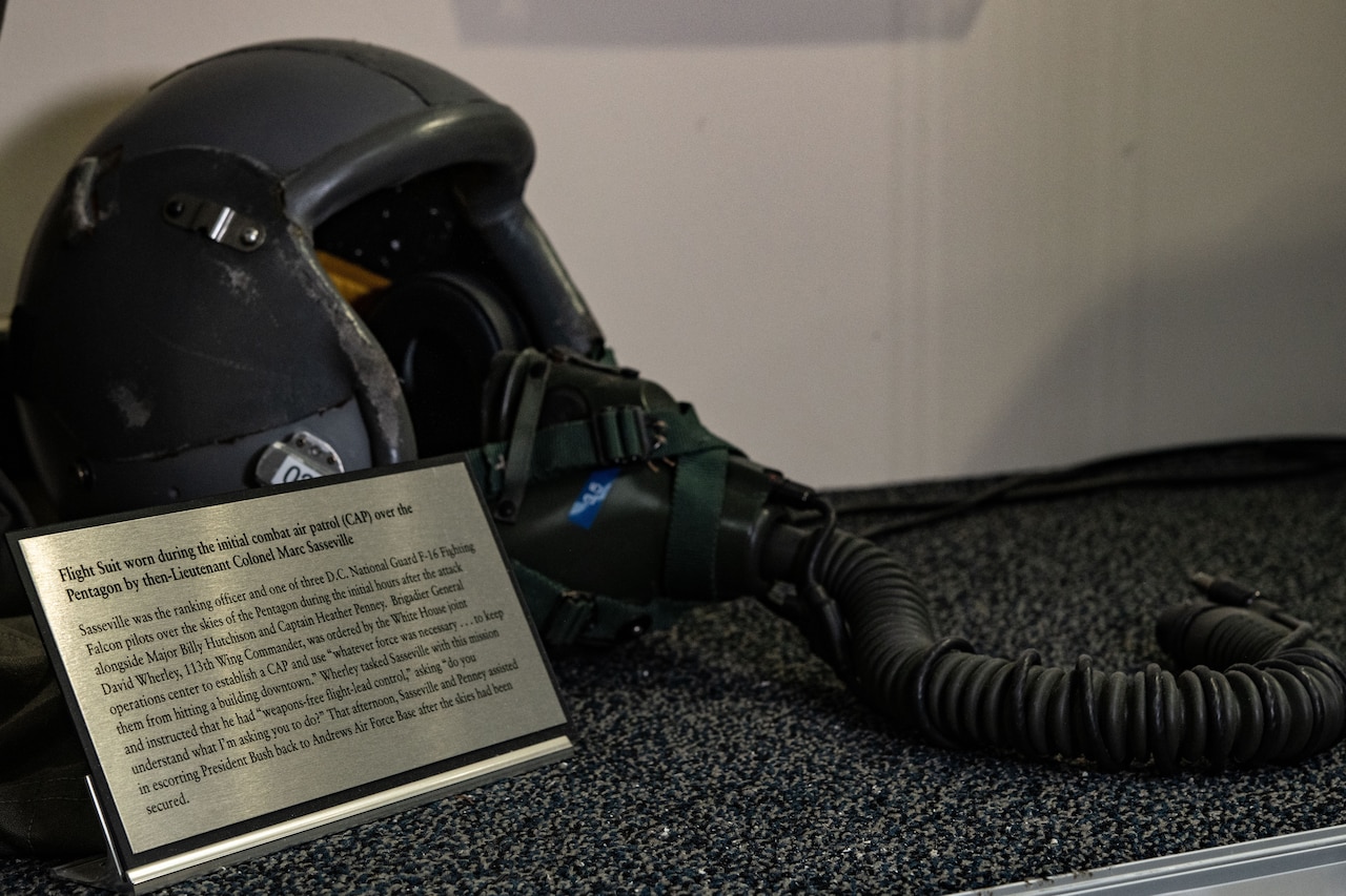 A military aviator's helmet is displayed. A small sign provides an explanation.