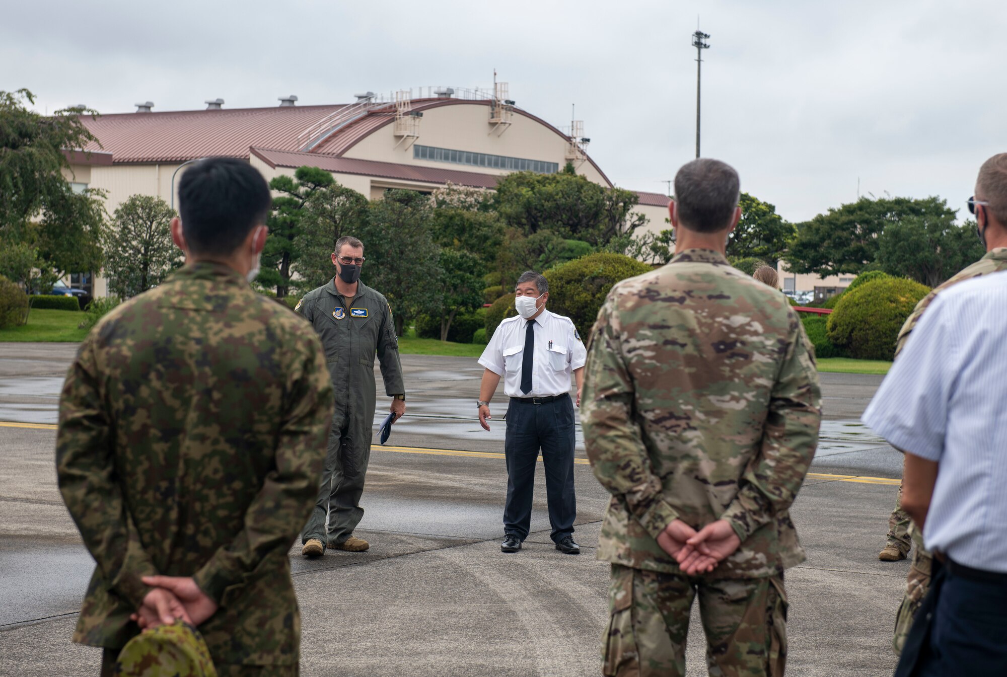 A U.S. Air Force officer thanks attendees and supporting personnel for participating in Yokota’s first Helicopter Symposium