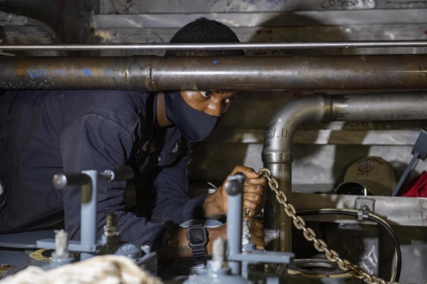 USS Jackson (LCS 6) Engineman sets up cooler