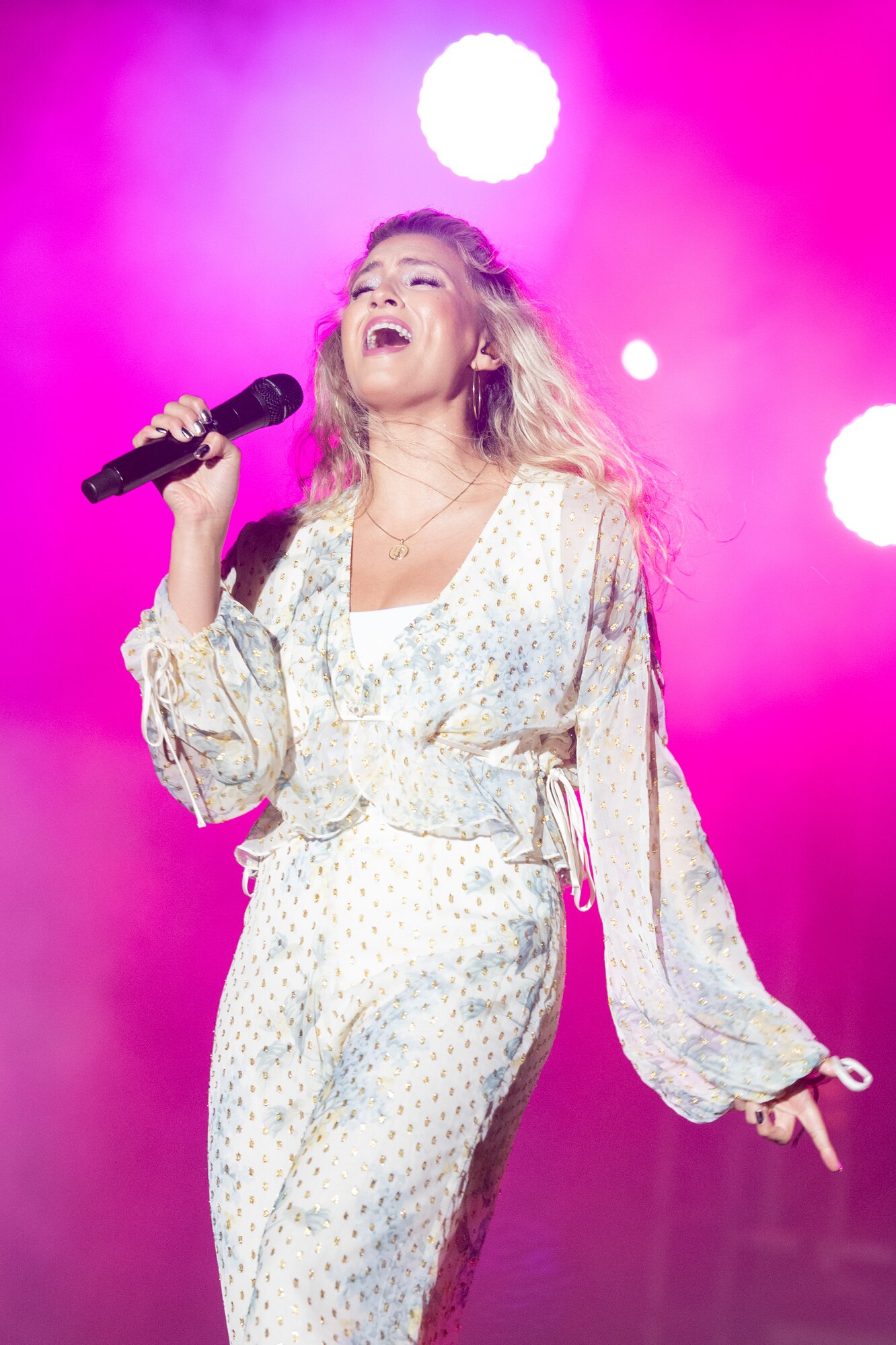 Gospel singer Tori Kelly performs before
a crowd of spectators at the End of
Summer Concert on Dover Air Force
Base, Delaware, Sept. 10, 2021. The
concert also featured hip-hop artist
Lecrae and was the base’s first open air
concert since 2018. (U.S. Air Force photo
by Mauricio Campino)