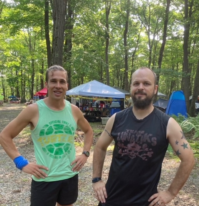 Kaufmann and Stoughton meet before the race starts. (U.S. Army photo by Josh Kaufmann)