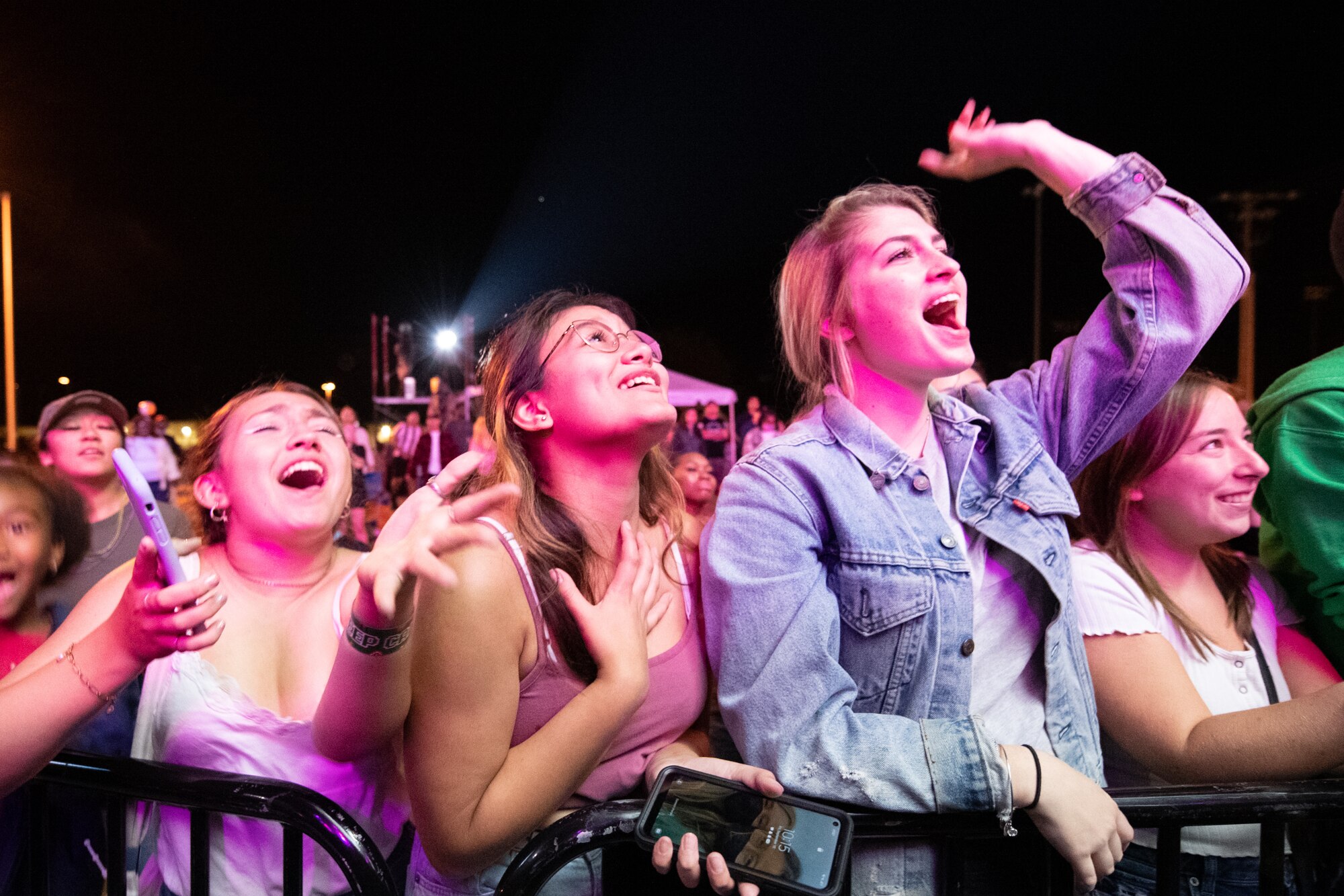 Spectators sing along with gospel singer
Tori Kelly at the End of Summer Concert
at Dover Air Force Base, Delaware, Sept.
10, 2021. The concert also featured
hip-hop artist Lecrae and was the base’s
first open air concert since 2018. (U.S. Air
Force photo by Mauricio Campino)