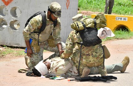 571st Mobility Support Advisory Squadron, JTF-Bravo train together on lifesaving skills with Honduran military