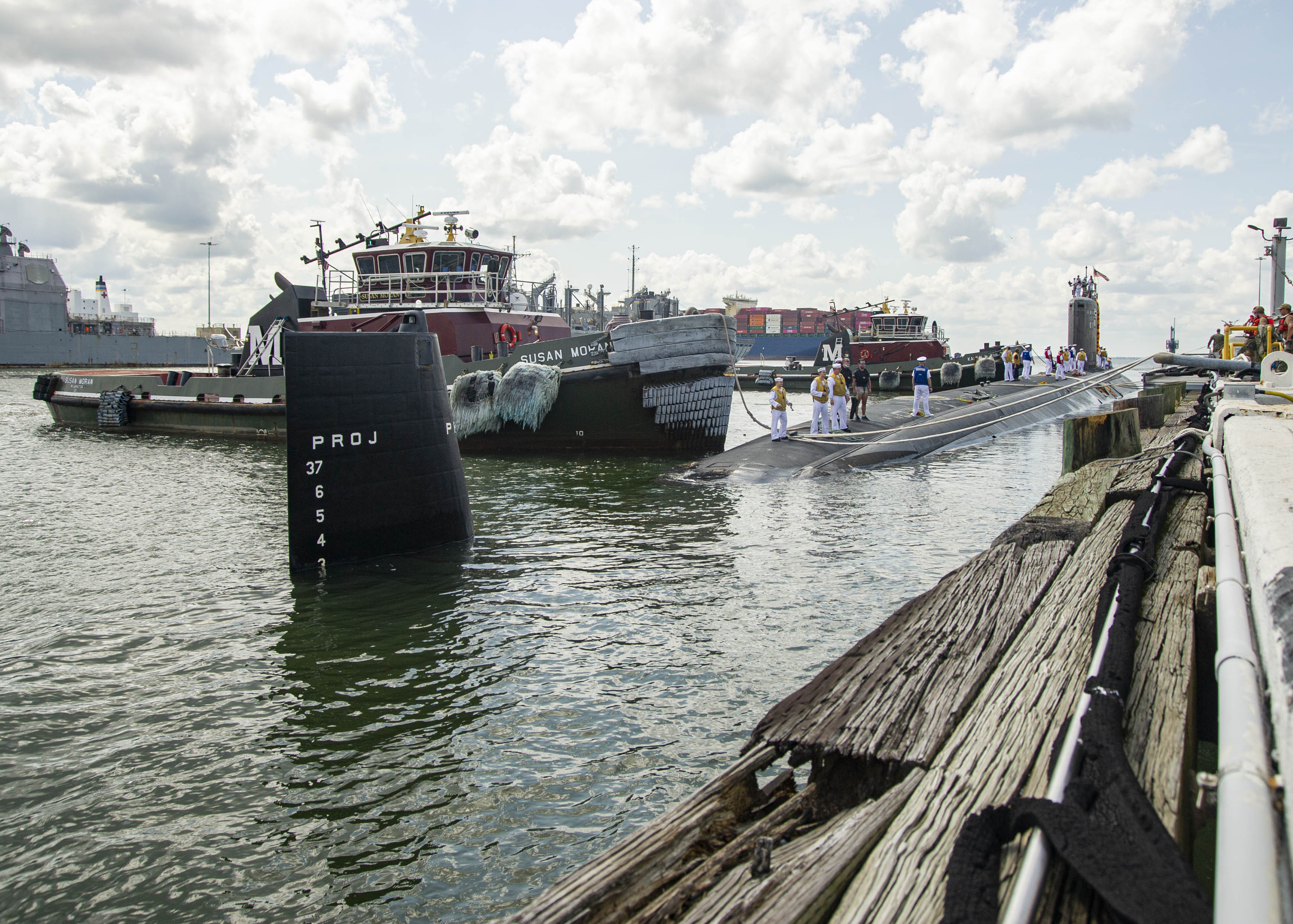 The Virginia-Class fast-attack submarine USS New Mexico (SSN 779) prepares to moor pier side during the boat’s homecoming at Naval Station Norfolk, Sept. 15, 2021.