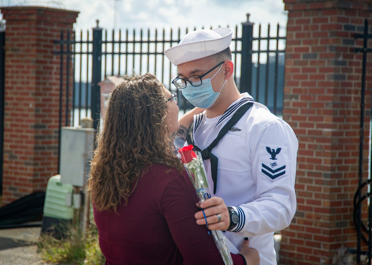 Electronics Technician (Nuclear Power) 2nd Class Gavin Ledesma, assigned to the Virginia-Class fast-attack submarine USS New Mexico (SSN 779), embraces his significant other during the boat’s homecoming at Naval Station Norfolk, Sept. 15, 2021.