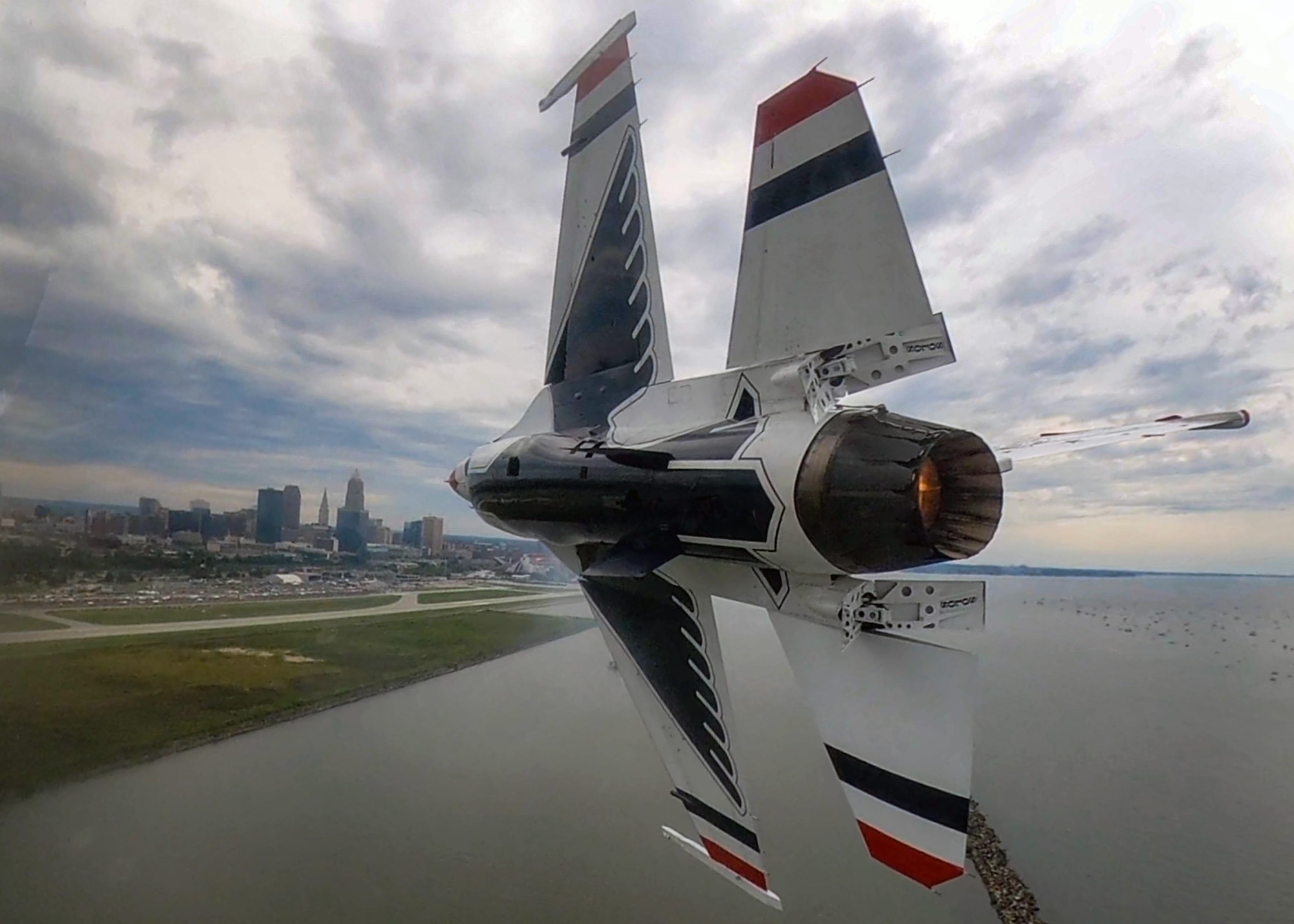 Thunderbirds Finish Cleveland National Air Show with Style