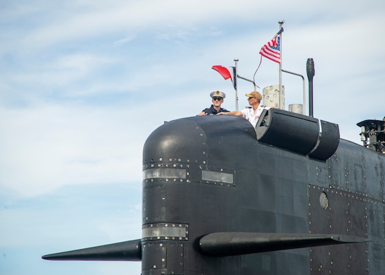Leadership aboard the French submarine FNS Améthyste (S605) man the boat’s conning tower as it moors pier side at Naval Station Norfolk, Sept. 16, 2021.