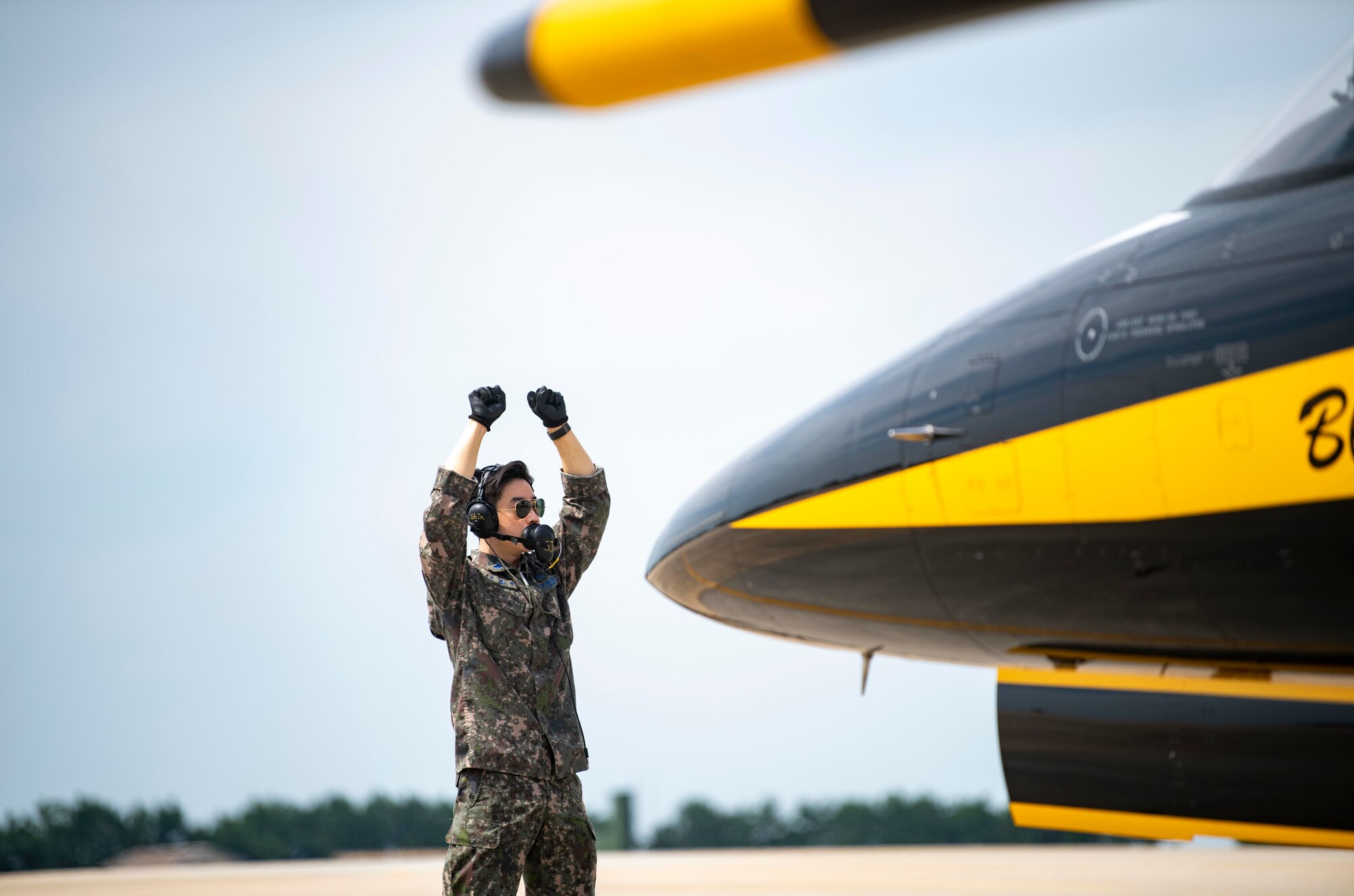 Black Eagles perform over Kunsan