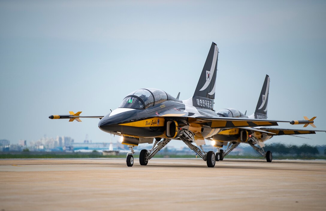 Black Eagles perform over Kunsan