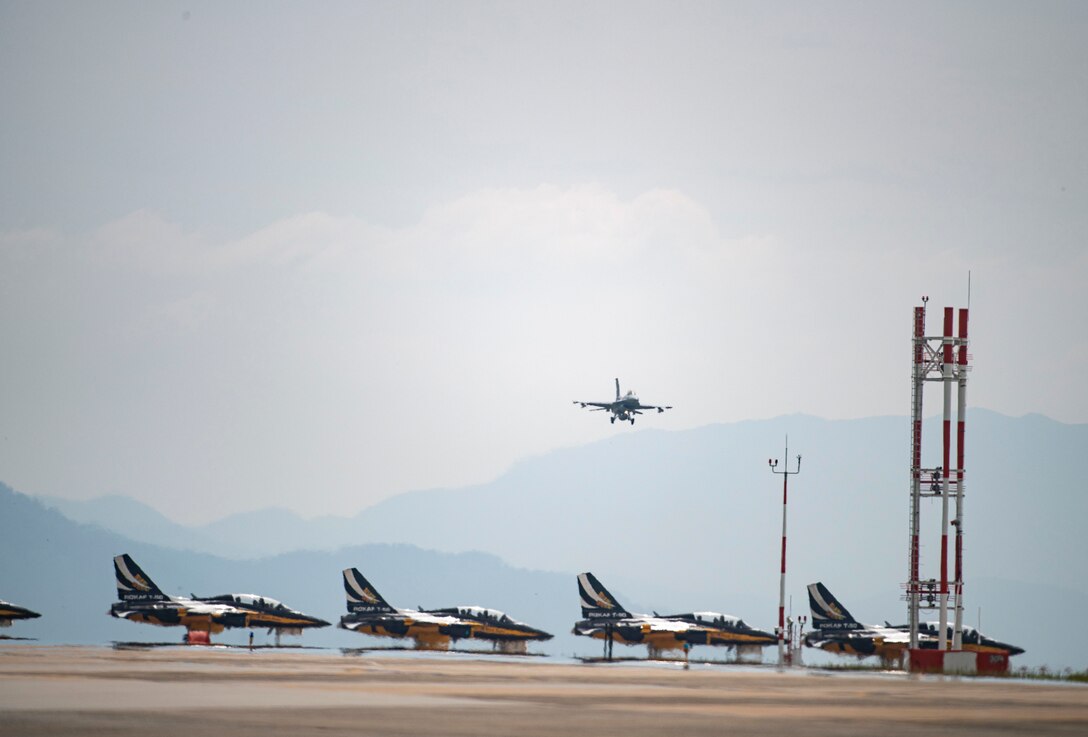 Black Eagles perform over Kunsan