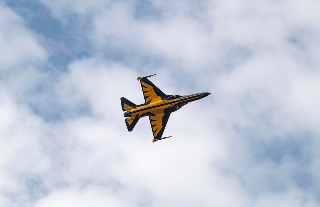 Black Eagles perform over Kunsan