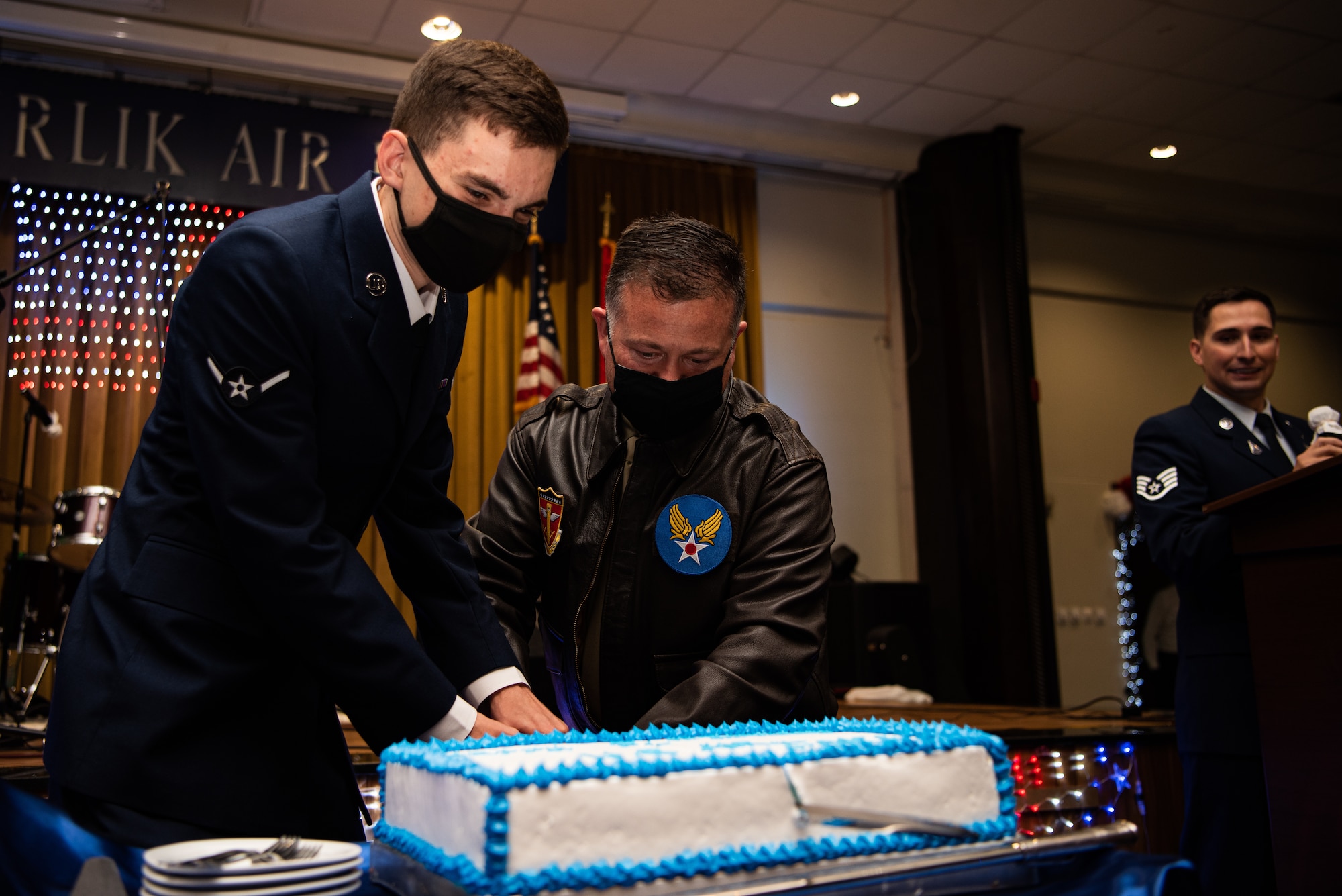 Airman and commander cutting a cake