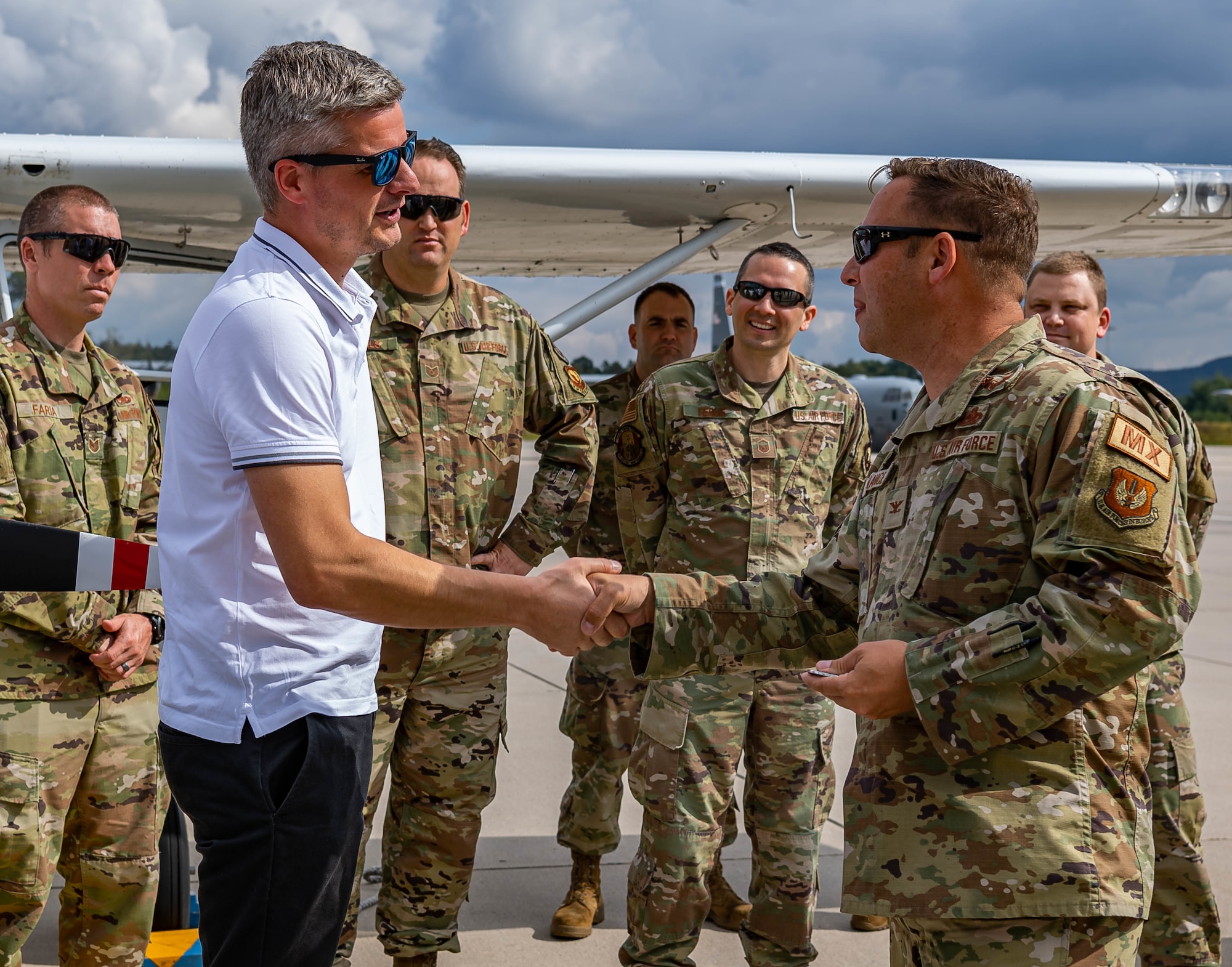 Commander shakes hand with aircraft trainer.