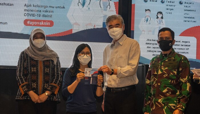 Ambassador Kim Visits USAID Supported COVID-19 Vaccination Site Offering Pfizer Vaccine to the Public