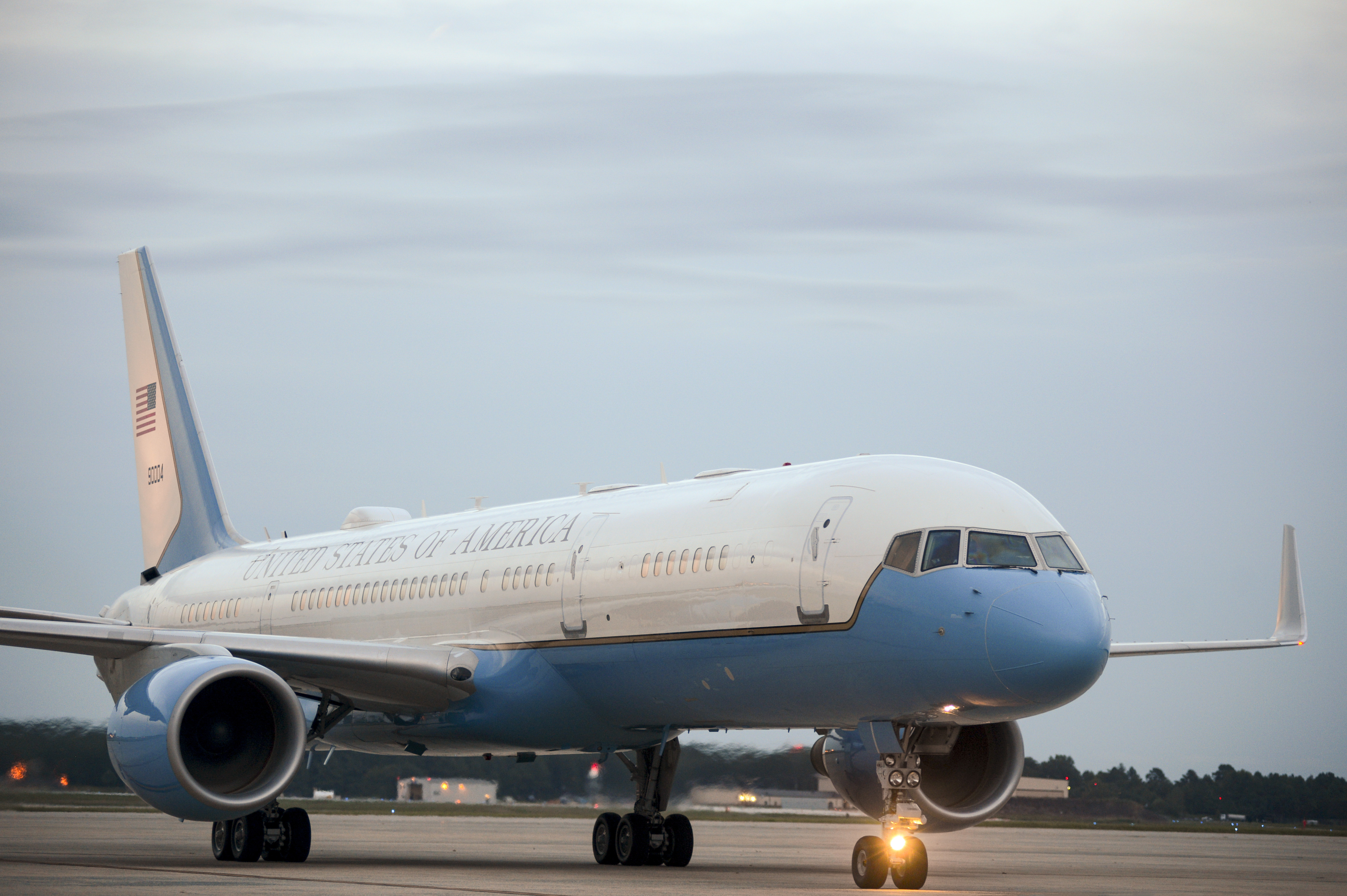 A Quick Look at the Boeing C-32A Flying as Air Force 2 Into